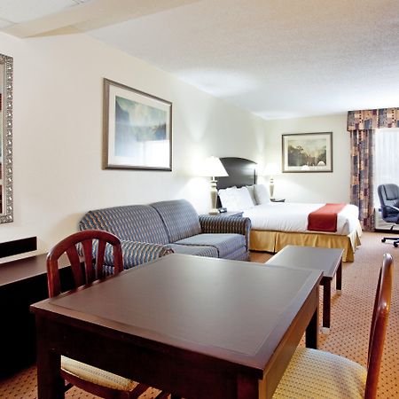 Holiday Inn Express - Chester By Ihg Екстериор снимка