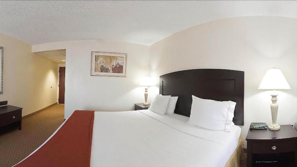 Holiday Inn Express - Chester By Ihg Екстериор снимка