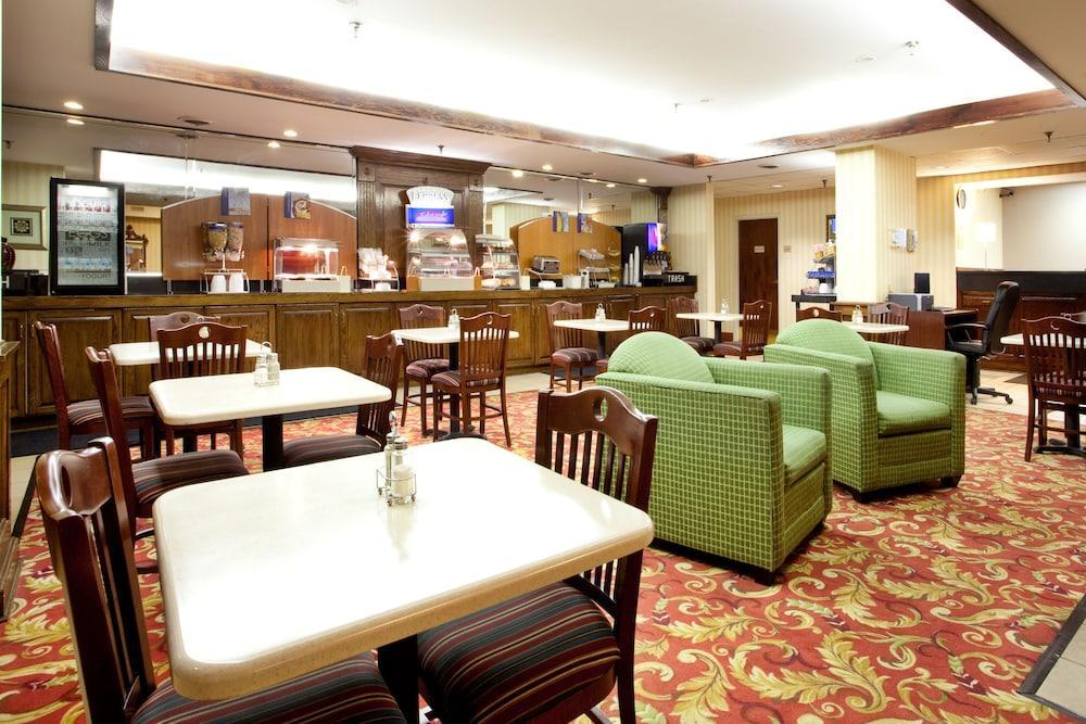 Holiday Inn Express - Chester By Ihg Екстериор снимка