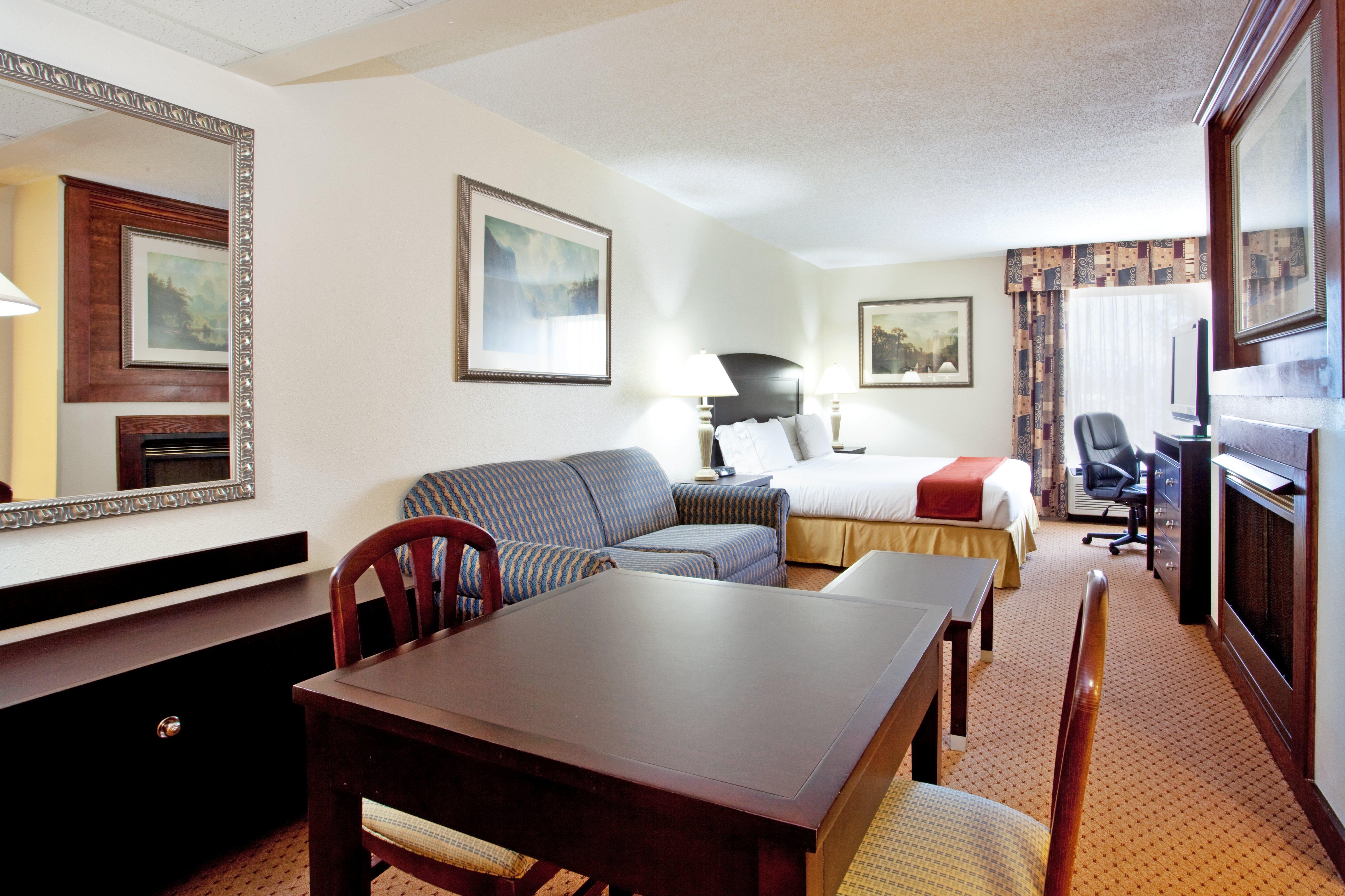 Holiday Inn Express - Chester By Ihg Екстериор снимка
