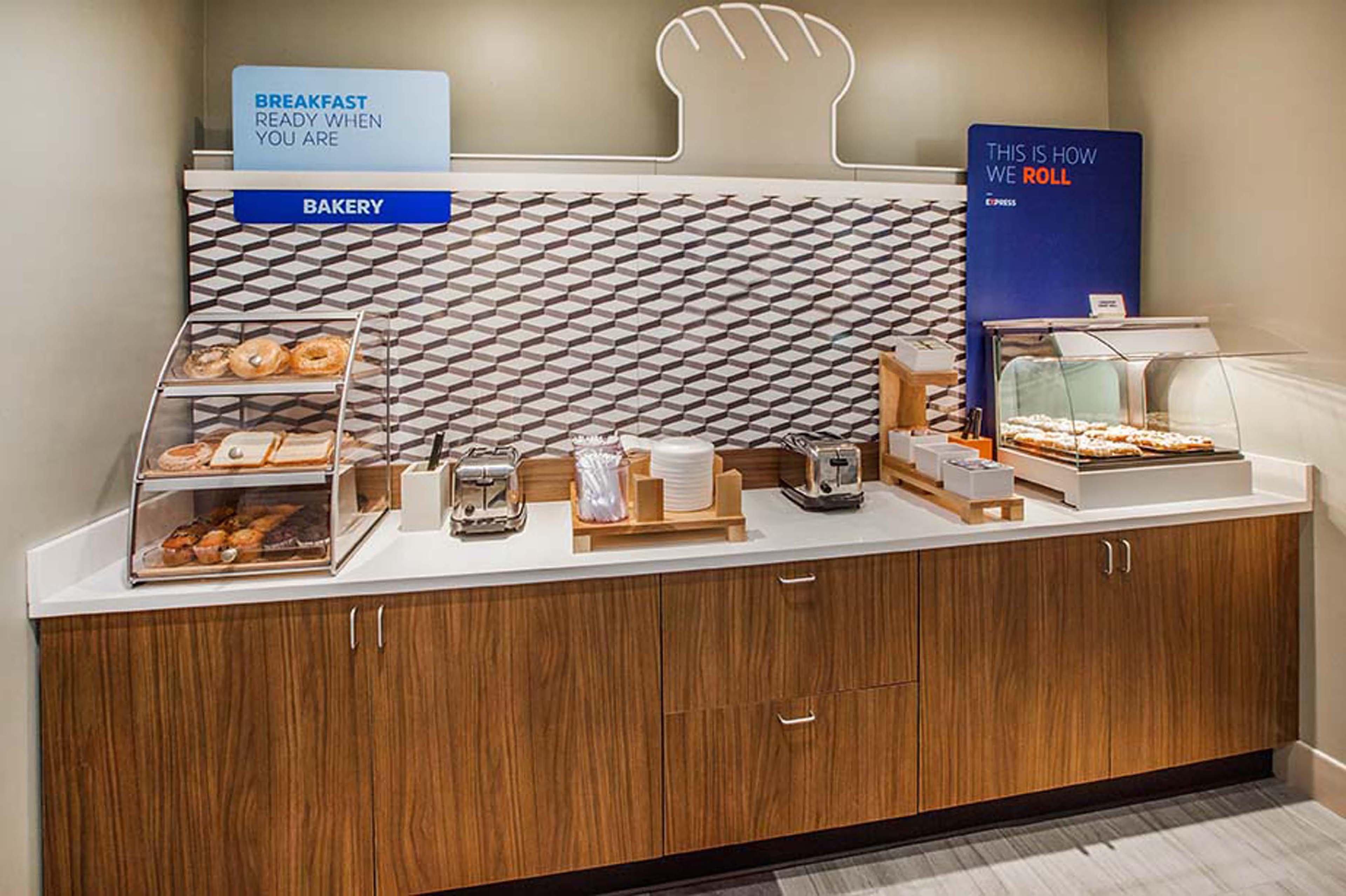 Holiday Inn Express - Chester By Ihg Екстериор снимка