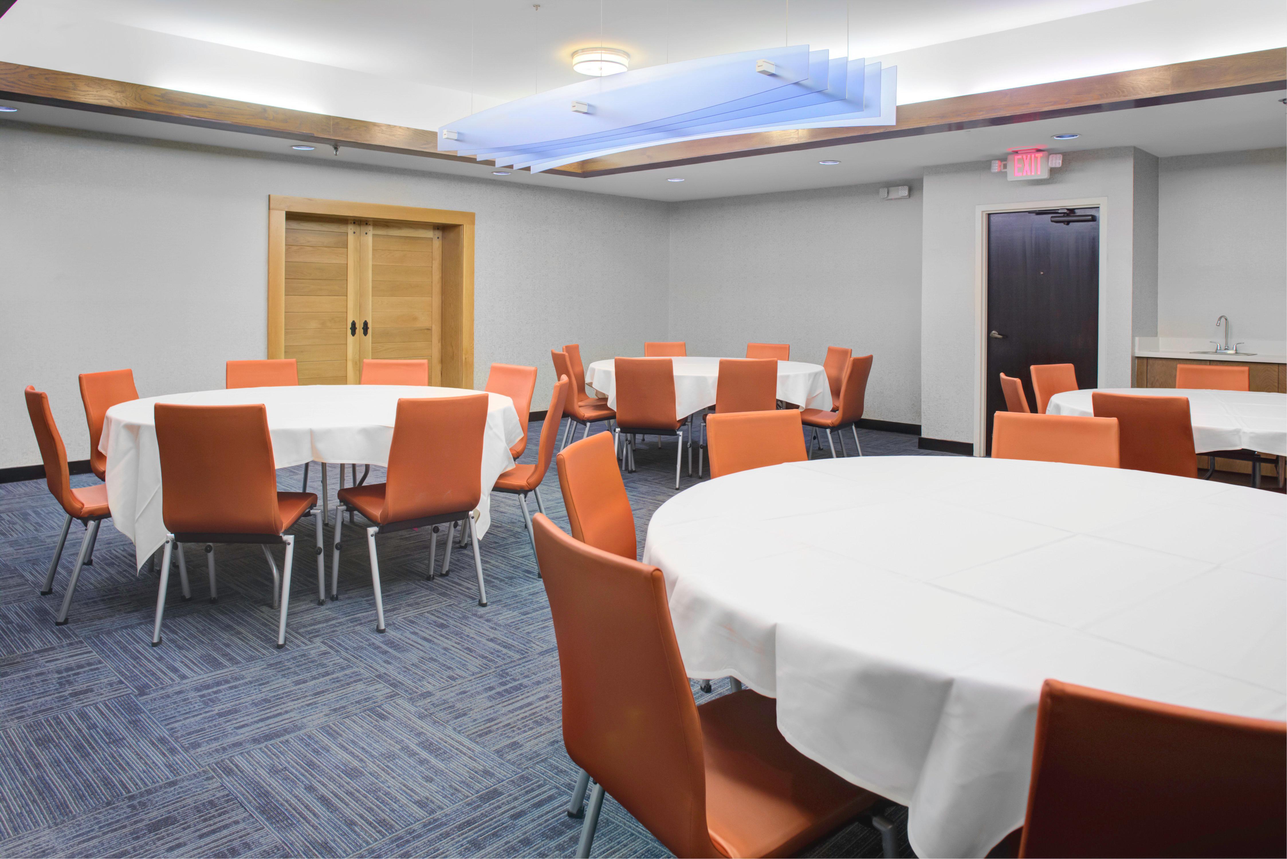 Holiday Inn Express - Chester By Ihg Екстериор снимка