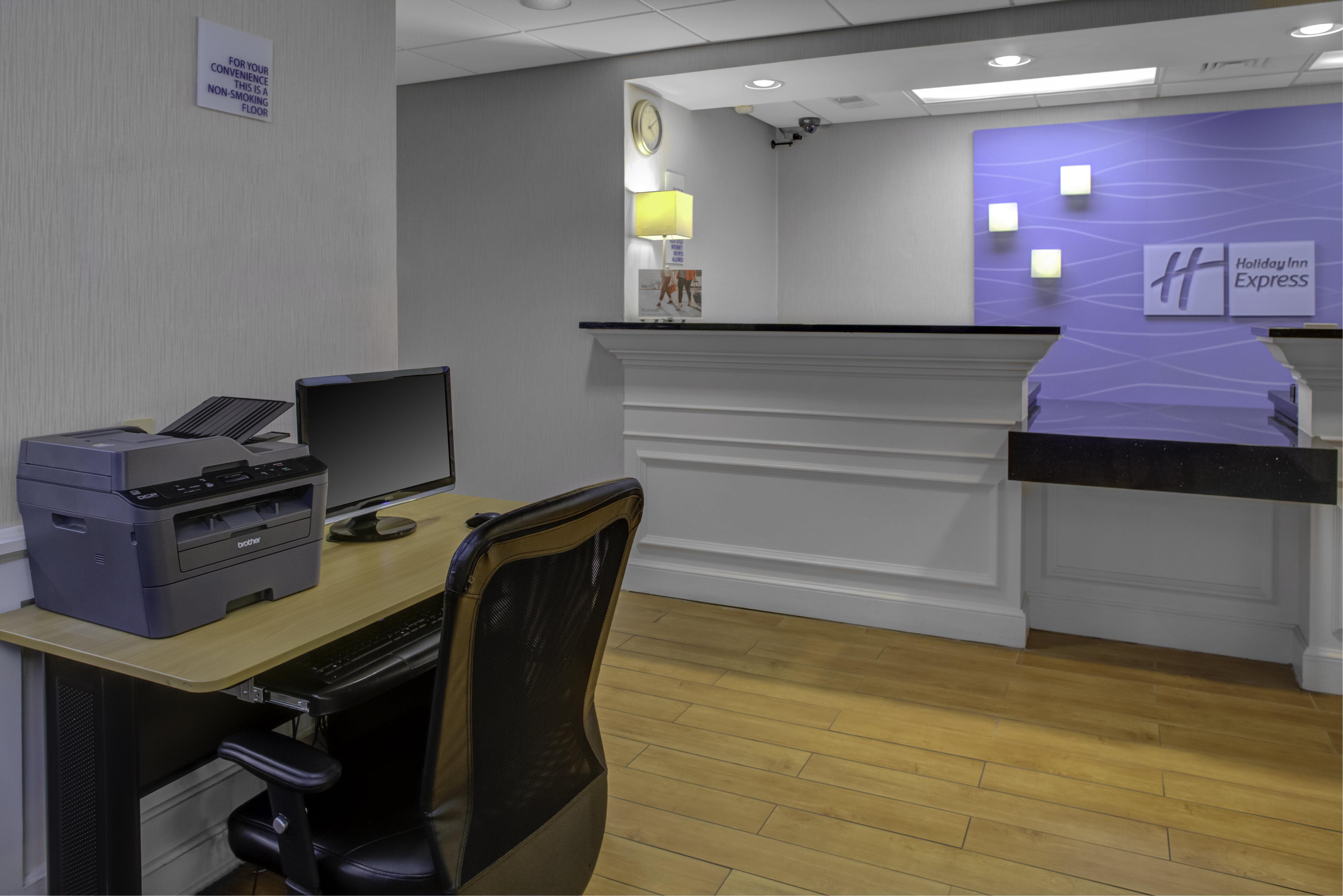 Holiday Inn Express - Chester By Ihg Екстериор снимка