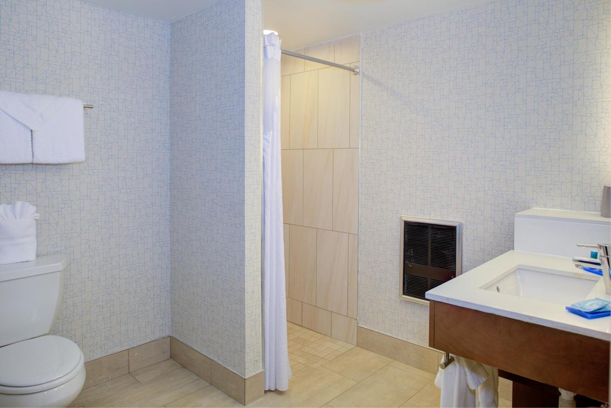 Holiday Inn Express - Chester By Ihg Екстериор снимка
