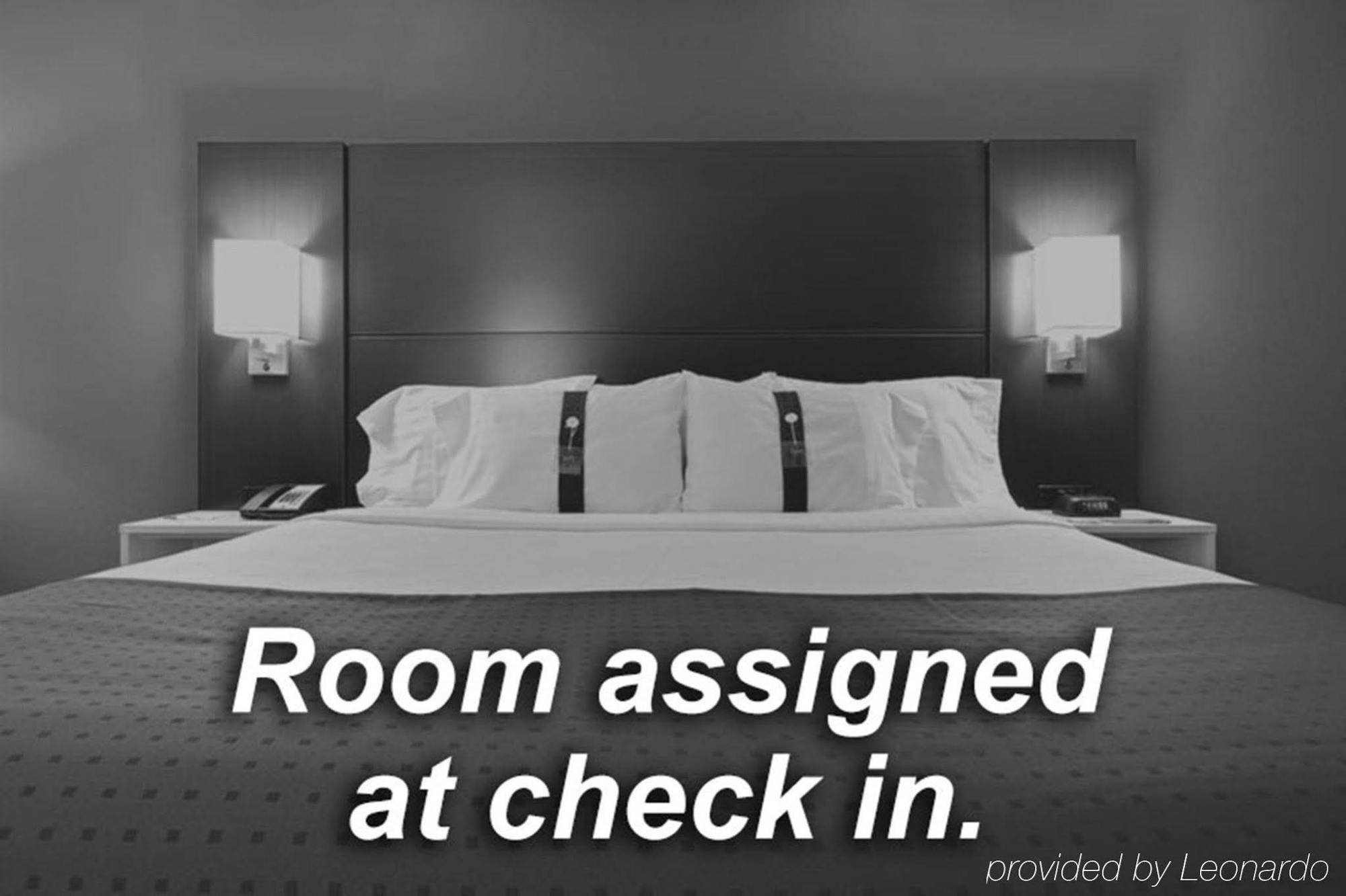 Holiday Inn Express - Chester By Ihg Екстериор снимка